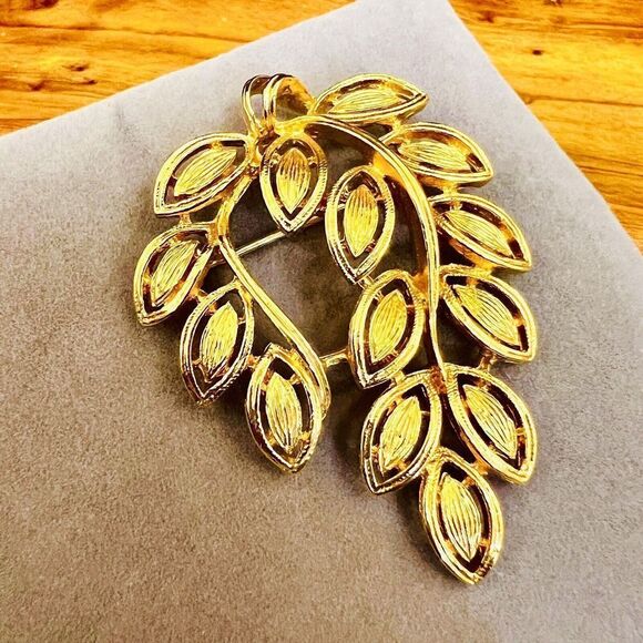 Vintage Napier Brooch Gold Tone Abstract Leaf Leaves Brushed Textured Pin 4137 - Picture 2 of 8